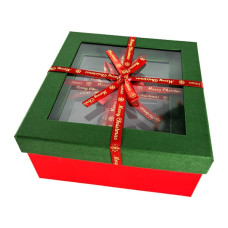 Новорічна картонна коробка зелено-червона з вікнцем 17,5*17,5*8см