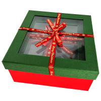 Новорічна картонна коробка зелено-червона з вікнцем 19,5*19,5*9,5см